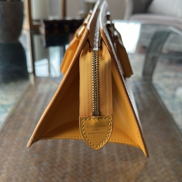 Louis Vuitton Epi Sac Triangle Tassil Purse yellow with matching wallet. - Picture 12 of 17